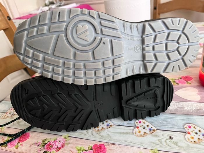 safety boots/ shoes