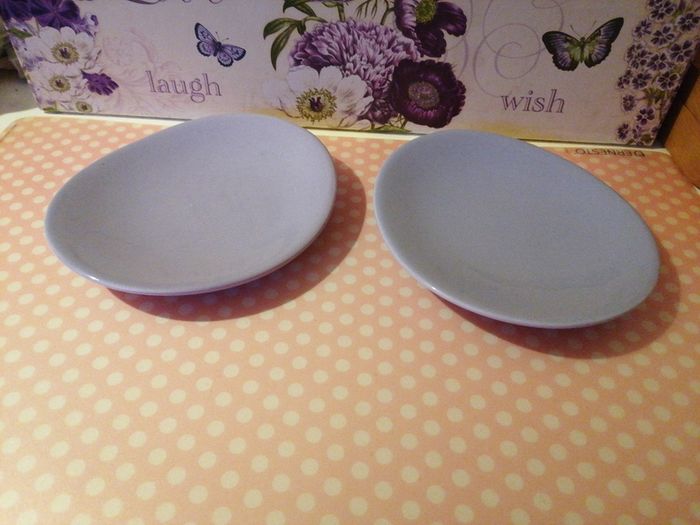 2 purple dishes