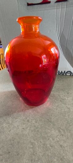3 DIFFERENT ITMES- 1- Vintage Tangerine Orange Glass Vase. 28.00 euro. 2- Clear cut crystal or pressed glass with a spiral/ribbed optical design.15.00 euro. 3- Small bowl murano style as trinckelt dish or decoertive piece 25.00 euro.