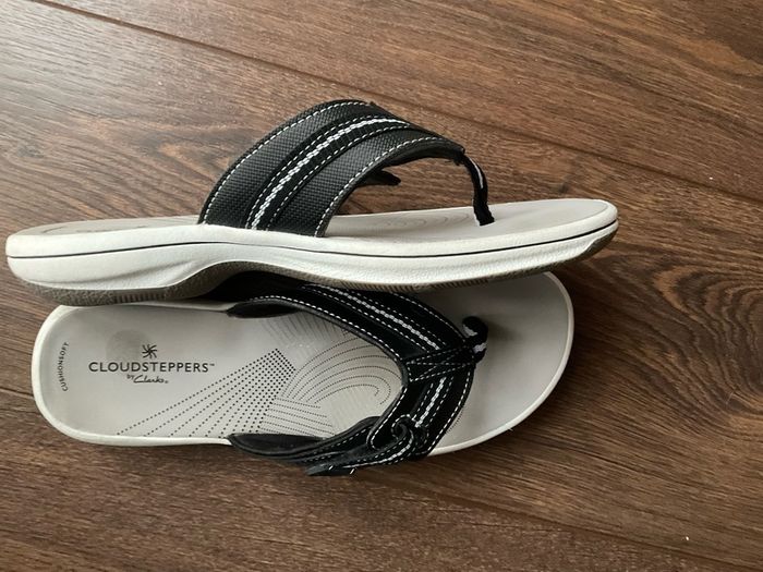 Clarks Cloudsteppers flip flops size 4