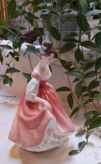 Royal Doulton figurine "Fair lady" coral pink