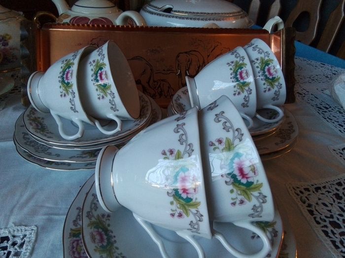 Eighteen Piece China Teset