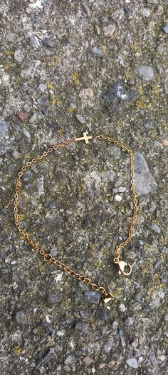 Vintage jewelry is sold individually for 5 to 10 euros