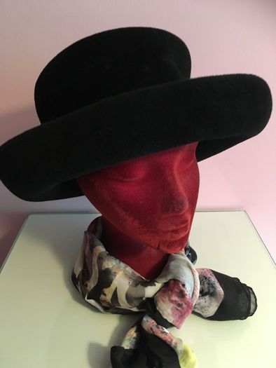 Vintage WHITELEY Classic Brimmed Felt HAT  with free Hat Pin