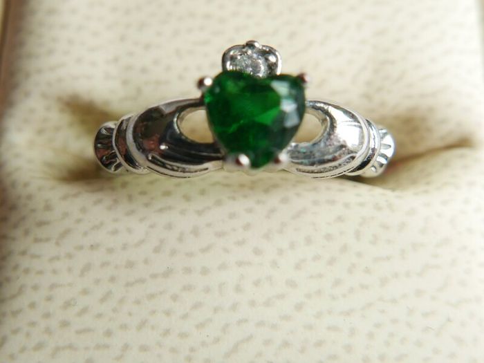 Vintage 925 Sterling Silver Claddagh Ring with Green Heart Stone size Q - 2,5g