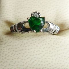 Vintage 925 Sterling Silver Claddagh Ring with Green Heart Stone size Q - 2,5g