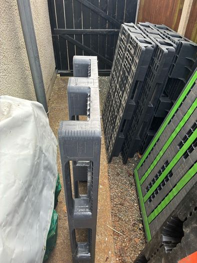 40 plastic pallets