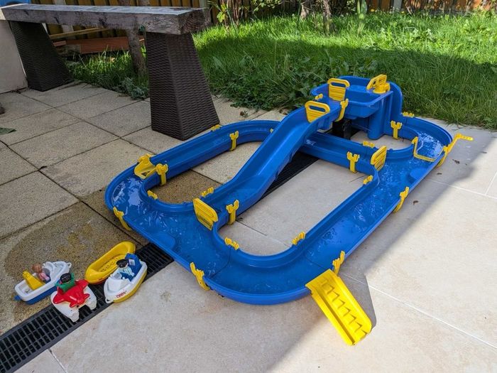 Water play toy