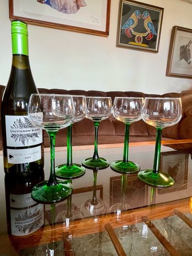 Classic Emerald Green Long Stem Wine Glasses made in France