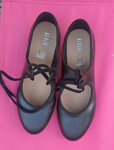 Tap shoes, size 8