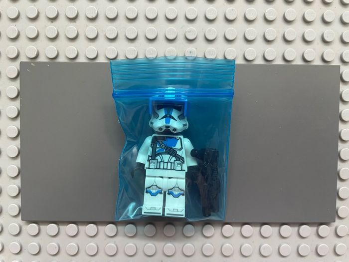 lego star wars sw1247 Clone Heavy Trooper, 501st Legion (Phase 2) minifigure- White Arms, Blue Visor, Backpack, Nougat Head, Helmet with Holes