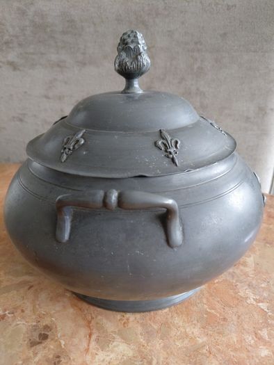 Antique French pewter Soup tureen with Fleurs de lys design 20cm