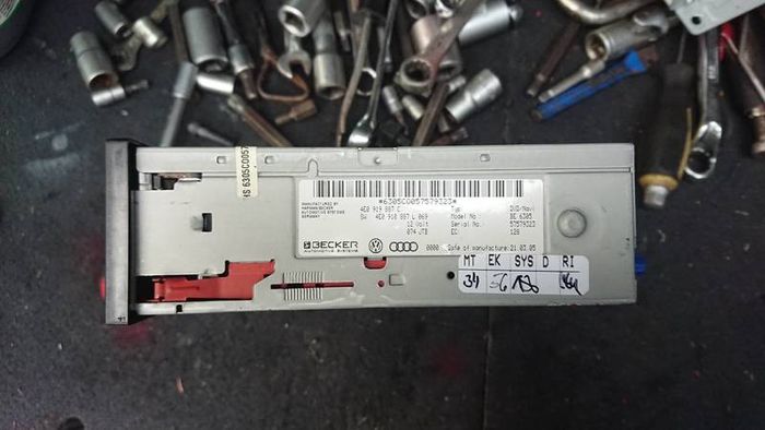 Audi MMI GPS SAT NAVIGATION DVD ROM MAIN UNIT  road maps traveling all audi a4 a6 diesel petrol parts still available BREAKING.