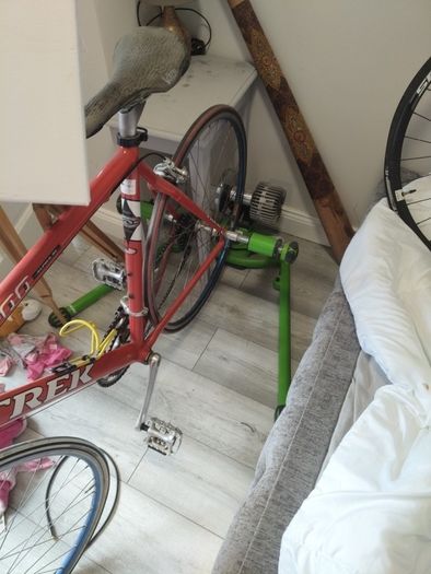 Turbo trainer e kinetic road machine