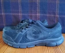 Nike Flex Experience RN size 4 black school work shoes