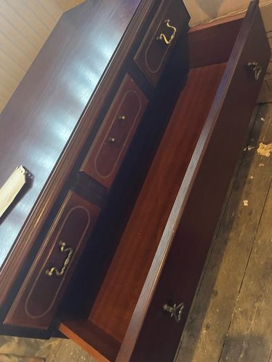 mahogony chest of drawers