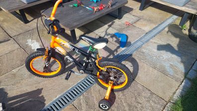 Kids 14" Strike Bike with Stabilisers - Age 3 to 6 Years
