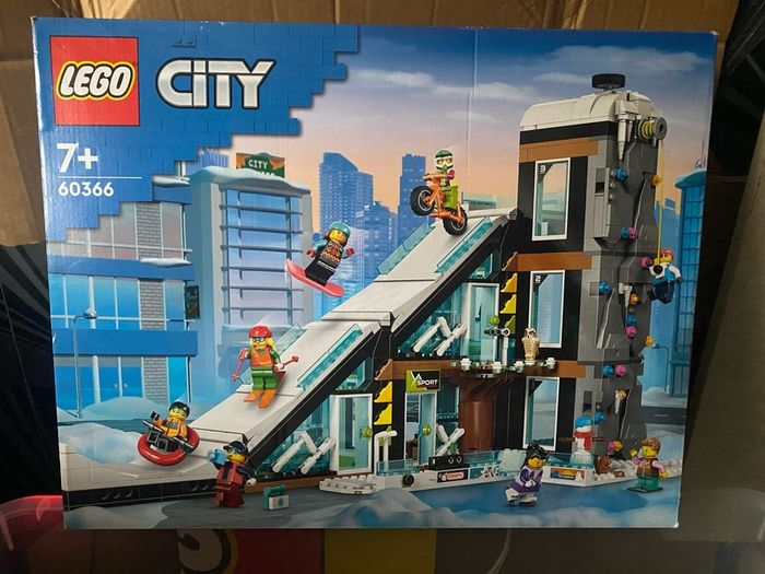 Lego City - Ski and Climbing Center - New