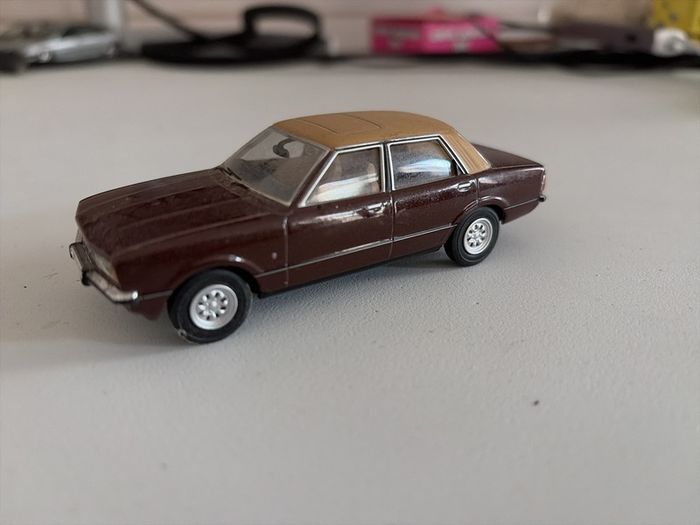 Vanguards Ford Cortina Mk4