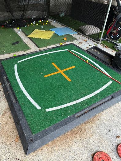 Golf hitting mat with rubber base