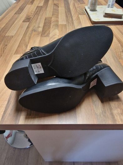 BRAND NEW women's boots
