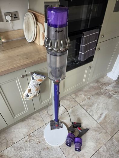 Dyson V11 Absolute Cordless Vacuum + Freestanding Dok Stand, Extra Filters & Spare Motor