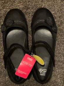 New Girls School Shoes Size 5 cost 15.00