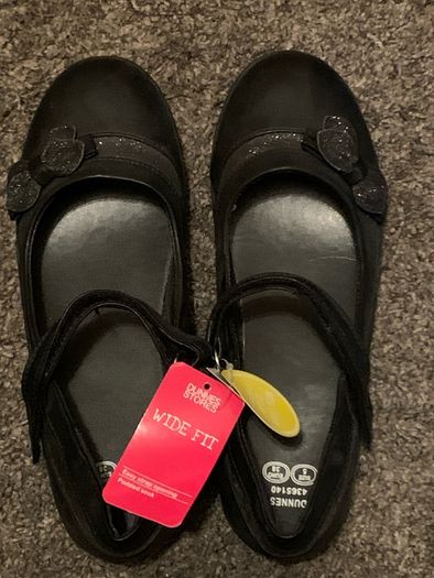 New Girls School Shoes Size 5 cost 15.00