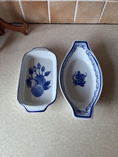 Oven to Table 2Colbalt/White Serving Dushes