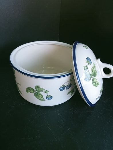 Wedgwood "Bramble" Casserole Dish