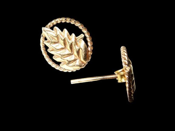 Vintage Hallmarked 18ct Gold Leaf Stud Earrings