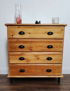 Pine chest of drawers