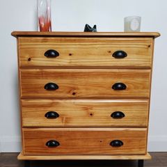 Pine chest of drawers
