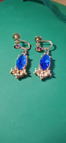Earrings screw on