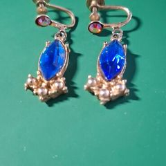Earrings screw on