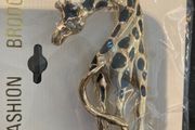 Standing giraffe brooch (new, multiple)