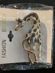 Standing giraffe brooch (new, multiple)