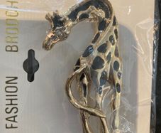 Standing giraffe brooch (new, multiple)