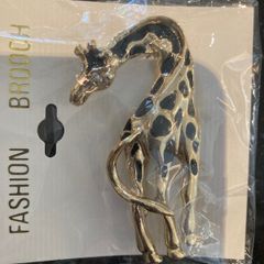 Standing giraffe brooch (new, multiple)