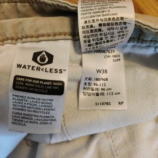 Levis Cargo Shorts (W38)