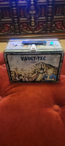 Fallout 3 Collectors Edition Lunchbox & Bobblehead