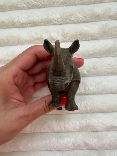 Schleich 2001 Rhinoceros Rhino Retired Wild Animal Figurine The horn is damaged Used Please look at the pictures