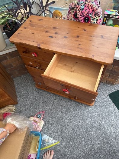 chest of drawers