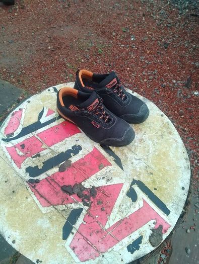 steel toe runners ....size 5