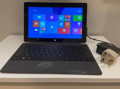 Microsoft Surface RT 32GB + Keyboard Cover + Charger + Sleeve