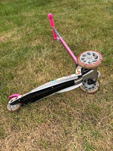 3 wheel scooter with LED lights on wheels