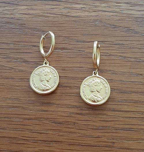Very pretty golden fashion jewellery earrings