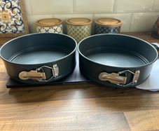 2x 20cm baking tins