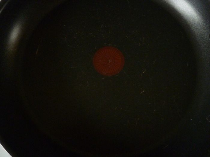 JAMIE OLIVER FRYING PAN BY TEFAL. Large Deep Frying or Omelette Pan.  Professional Series. WITH Jamie Oliver 4 piece steak cutlery set. Very Good Condition.