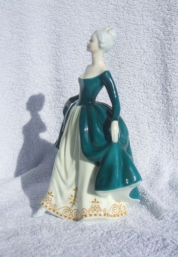REGAL LADY (Royal Doulton HN 2709) - a finely produced figurine (1970's / 1980's). 7 5/8" (193mm) height.